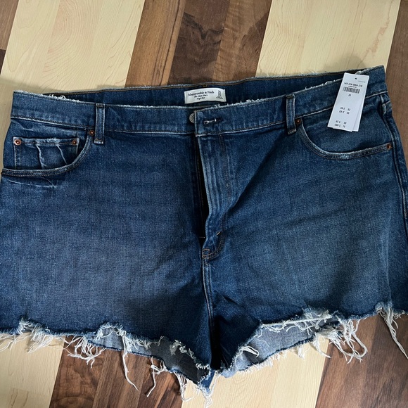 NWT Abercrombie High Rise Mom Shorts Size 20 - Picture 1 of 3